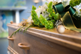 Hvordan kan du arrangere en begravelse med et stramt budget? 